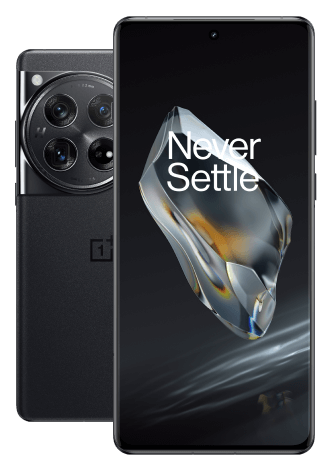 Abbildung des OnePlus 12 Smartphones in Schwarz. Im Vordergrund ist das Display mit minimalen Rändern und zentrierter Frontkamera zu sehen, auf dem ein glänzender Kristall mit dem Schriftzug "Never Settle" dargestellt ist. Im Hintergrund zeigt sich die Rückseite mit einem auffälligen, runden Kameramodul mit vier Linsen und dem OnePlus-Logo.