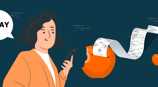 Eine Frau bezahlt mit ihrem iPhone. Dank Apple Pay geht das kinderleicht und kontaktlos.