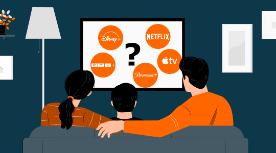 Illustration einer Familie (zwei Erwachsene und ein Kind) auf einem Sofa, die gemeinsam auf einen Fernseher schauen. Auf dem Bildschirm sind Logos verschiedener Streaming-Dienste zu sehen: Disney+, Netflix, Apple TV, Paramount+, HBO Max und ein Fragezeichen in der Mitte. Die Szene ist modern gestaltet, mit dunklem Hintergrund und orangen Akzenten.