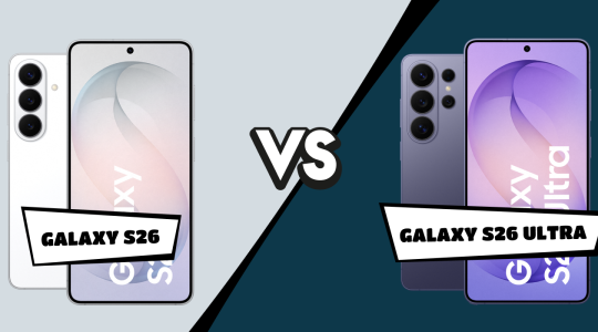 Vor- und Rückseite des Samsung Galaxy S26 auf der linken Bildhälfte. Vor und Rückseite des Samsung Galaxy S26 Ultra auf der rechten Bildseite. Zwischen beiden Geräten steht ein vs.