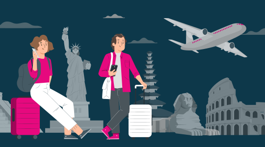 Zwei Reisende mit Koffern nutzen Telekom Roaming mit ihren Smartphones im Ausland, umgeben von bekannten Sehenswürdigkeiten wie Freiheitsstatue, Eiffelturm, Kolosseum und einer Pagode, während ein Flugzeug am Himmel fliegt.