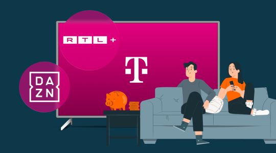 MagentaTV Smart inkl. DAZN Super Sports: Zwei Personen sitzen entspannt auf dem Sofa vor dem Fernseher mit Telekom-Oberfläche, während DAZN und RTL+ als integrierte Streaming-Dienste dargestellt sind.