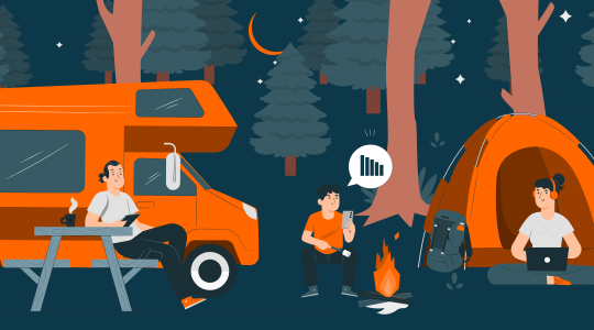 Illustration einer nächtlichen Camping-Szene im Wald: Ein orangefarbener Camper steht neben einem Campingtisch, an dem eine Person mit Tablet sitzt. In der Mitte sitzt eine Person am Lagerfeuer mit Smartphone und Empfangssymbol. Rechts arbeitet eine Person im Zelt mit Laptop und Kopfhörern.