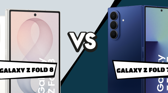 Das aufgeklappte Samsung Galaxy Z Fold8 in der Farbe lavendel auf der linken Seite. Auf der recjten Seite das halbaufgeklappte Samsung Galaxy Z Fold7 in dunkelblau. Dazwischen ein vs-Zeichen.