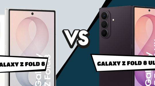 Links Vor- und Rückseite des Samsung Galaxy Z Fold 8 in creme. Auf der rechten Seite das Samsung Galaxy Z Fold8 Ultra in violet, beide Geräte in der Mitte getrennt von einem vs.