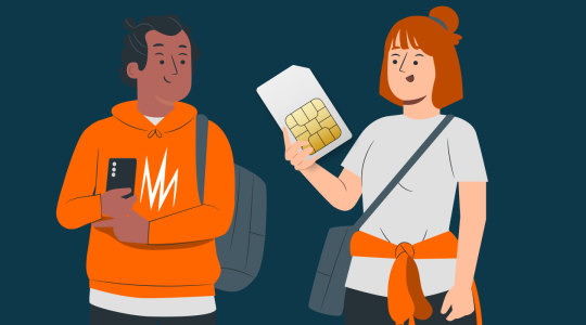 Illustration von zwei Personen mit Smartphones und Umhängetaschen vor dunkelblauem Hintergrund. Eine Person in einem orangefarbenen Kapuzenpullover hält ein Smartphone in der Hand. Die andere Person hält eine große SIM-Karte mit sichtbar goldenem Chip.