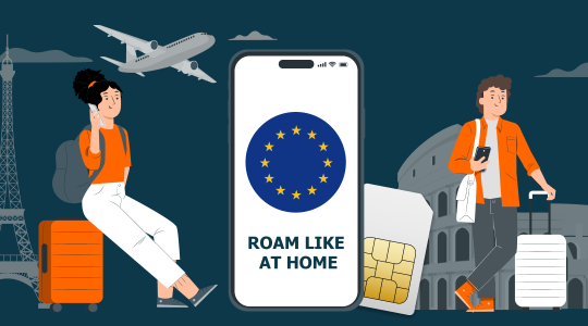 Illustration zum Thema EU-Roaming: Zwei Reisende mit Koffern telefonieren und nutzen ihr Smartphone im Ausland. In der Mitte ein Smartphone mit EU-Flagge und dem Schriftzug „Roam Like At Home". Im Hintergrund sind der Eiffelturm und das Kolosseum zu sehen, daneben eine SIM-Karte. Die Grafik symbolisiert die EU-Roaming-Regelung, die kostenloses Telefonieren und mobiles Internet in EU-Mitgliedstaaten ermöglicht.