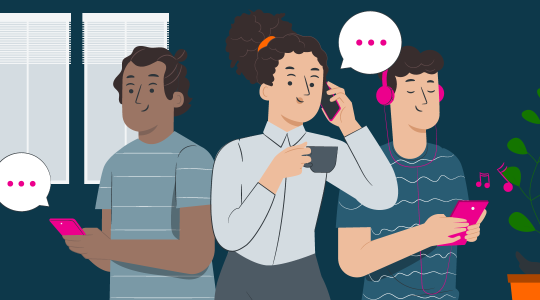 Eine Familie ist mit ihren Smartphones beschäftigt. Die Mutter telefoniert, der Vater chattet, der Sohn hört Musik. Sie nutzen die neuen Telekom-Tarife und PlusKarten.