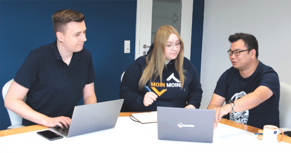Azubi Angelina im Meeting mit Kollegen