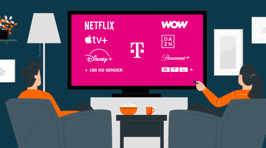 Zwei Personen sitzen im Wohnzimmer vor einem Fernseher mit Logos von Streaming-Diensten wie Netflix, Disney+ und DAZN, die sich um das Telekom-Logo anordnen. Auf dem Tisch stehen Popcorn und eine Tasse