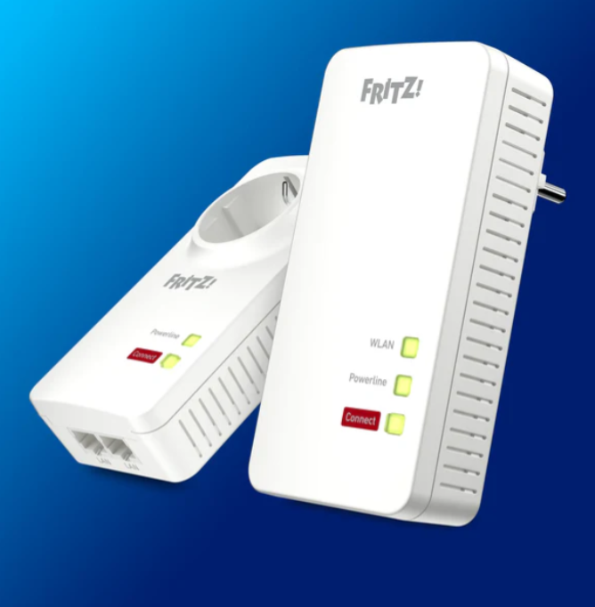 Zwei weiße Powerline-Adapter von AVM.
