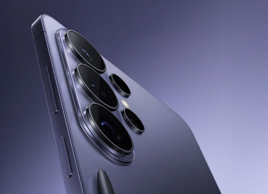 Schräge Ansicht von unten auf die obeer Hälfte des Samsung Galaxy S26 Ultra in cobalt-violet mit der Spitze des S-Pen