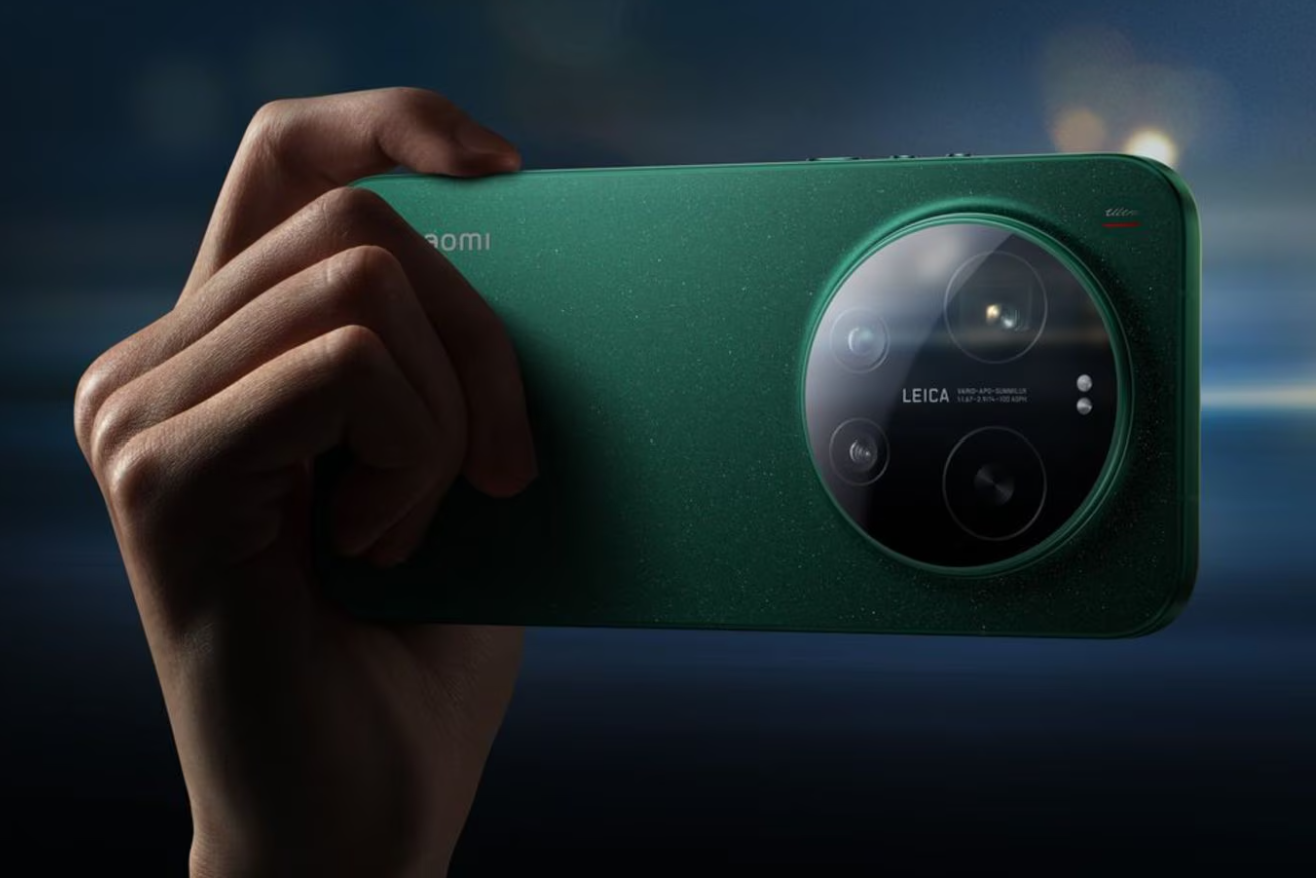 Das Xiaomi 17 Ultra in grün quergehalten von einer Hand am linken Bildrand.