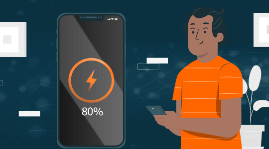 Ein Mann blickt zufrieden auf sein Smartphone. Es ist aufgeladen. Neben ihm ist groß das Display eingeblendet. Es zeigt ein Ladesymbol, darunter steht 80 Prozent.