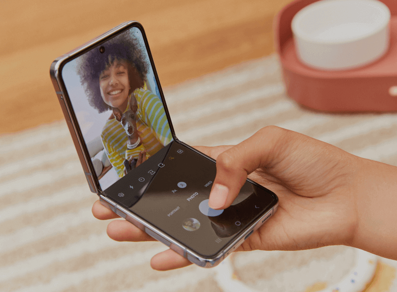 Samsung Galaxy Z Flip4: Der FlexCam-Modus eröffnet neue Perspektive für Fotos und Videos.