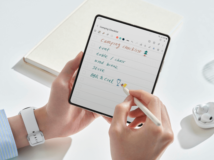 Samsung Galaxy Z Fold4: Das Falt-Smartphone verbindet die Vorzüge von Handy und Tablet und lässt sich außerdem mit dem Eingabestift S Pen nutzen.