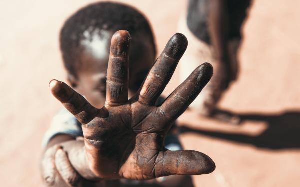 Das katholische Hilfswerk missio bekämpft mit seiner Handysammlung Ausbeutung von Kindern in Afrika und Asien.