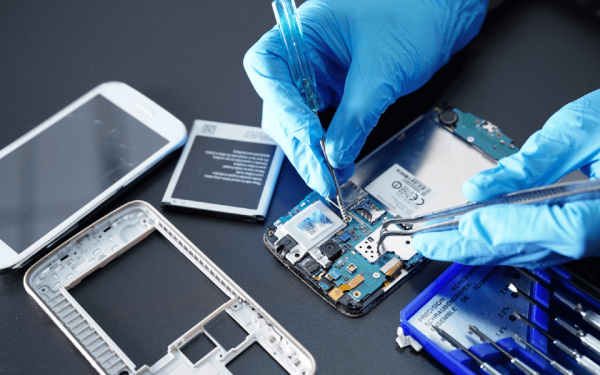 Ein Smartphone wird repariert. Wird ein Handy entsorgt, prüfen die Recyclingunternehmen zunächst, ob es sich für einen Weiterverkauf aufbereiten lässt.