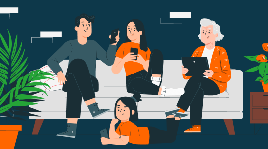 Eltern und Großmutter sitzen auf dem Sofa und surfen auf Handy und Tablet. Das Kind spielt vor dem Sofa liegend auf dem Handy.