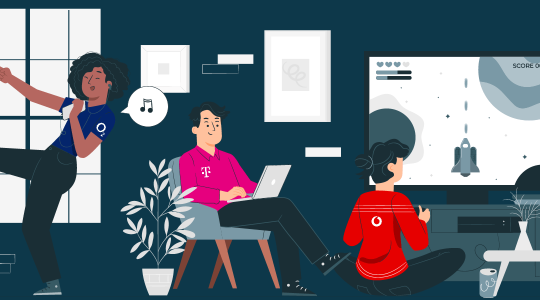 Eine Familie ist zusammen in ihrem Zuhause zu sehen. Alle drei sind mit Internetanwendungen beschäftigt. Ein Mann sitzt mit Laptop auf dem Schoß, eine Frau sitzt vor dem Fernseher und spielt ein Konsolenspiel. Ein Jugendlicher streamt Musik auf dem Smartphone und tanzt dazu.