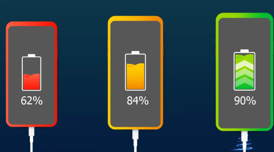 Drei Smartphones laden am Kabel auf. Übers Schnellladen sind manche flotter wieder voll.