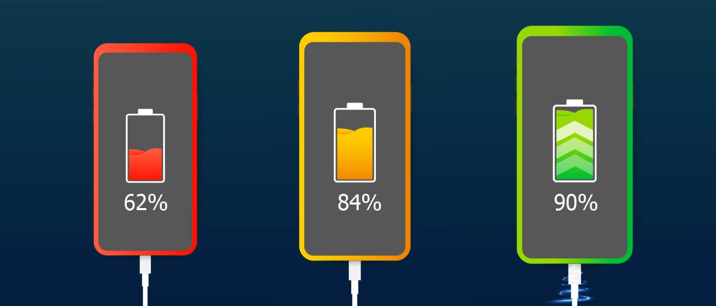 Drei Smartphones laden am Kabel auf. Übers Schnellladen sind manche flotter wieder voll.