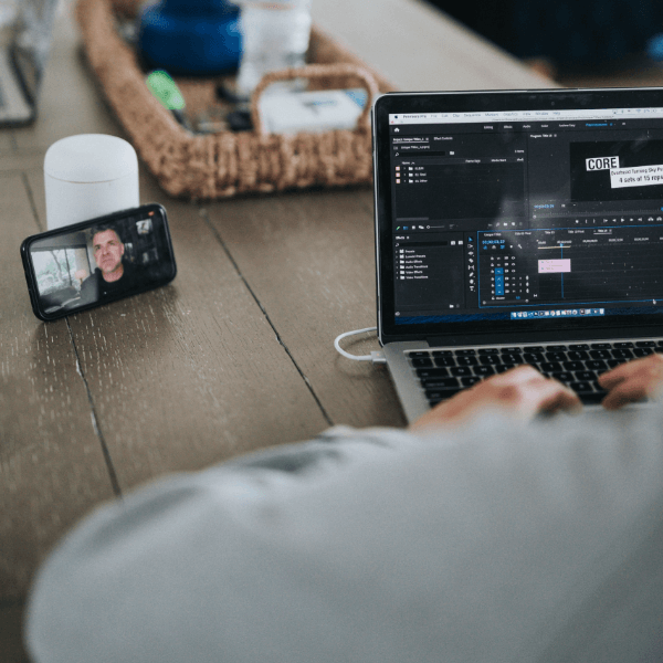 Das Smartphone rückt die Menschen näher zusammen: Beim Videochat hören sie sich nicht nur, sondern können sich auch sehen.