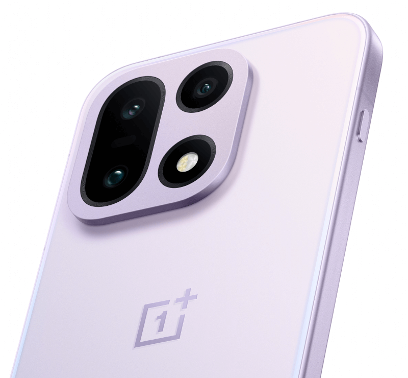 Sicht auf die Rückseite des OnePlus 15 in einem Rosaton von schräg rechts unten.