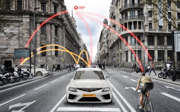 Das Auto der Zukunft fährt autonom und kommuniziert dank 5G-Technologie mit Ampeln, anderen Fahrzeugen oder auch Radfahrern und Fußgängern. © Vodafone