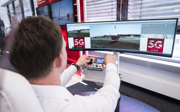 Zukunftsvision wird Realität: Dank 5G lassen sich Kräne und andere Maschinen in Echtzeit fernsteuern. ©Vodafone