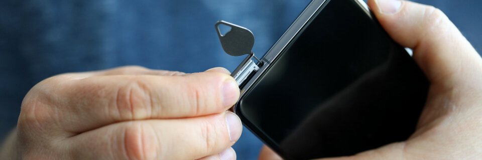 Kniffelig ist das Einlegen der NanoSIM-Karte und Steckwerkzeug. Mit der eSIM gehört die Fummelei der Vergangenheit an.