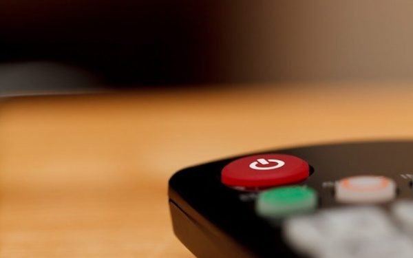 Zu sehen ist die Power-Taste einer Fernbedienung. Bei IPTV-Angeboten lassen sich Timeshift- und Restart-Funktionen nutzen.