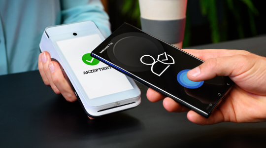 Bezahlt: Das geht kontaktlos mit Smartphone und Samsung Pay.