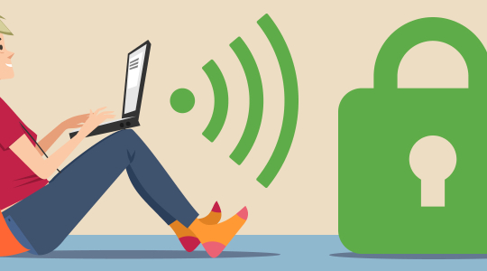 Eine Frau surft am Laptop. Die Verbindung zum Internet stellt das drahtlose Heimnetzwerk her. Ein grünes Schloss symbolisiert: Das WLAN ist gut gesichert.