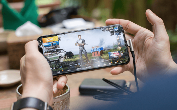 Ein Smartphone-Nutzer spielt ein Online-Spiel.