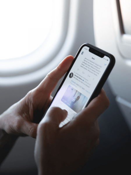 Ein Smartphone-Nutzer checkt unterwegs Social-Media-Posts.