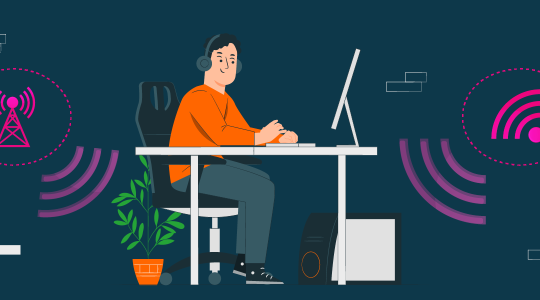 Ein Mann sitzt am Computer. Die WLAN-Verbindung zum Internet erfolgt über DSL & LTE.
