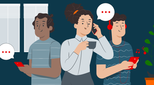 Ein Mann chattet via Smartphone, eine Frau steht neben ihm und telefoniert mit dem Handy. Ein junger Mann daneben hört Musik, die er auf dem Smartphone abspielt.