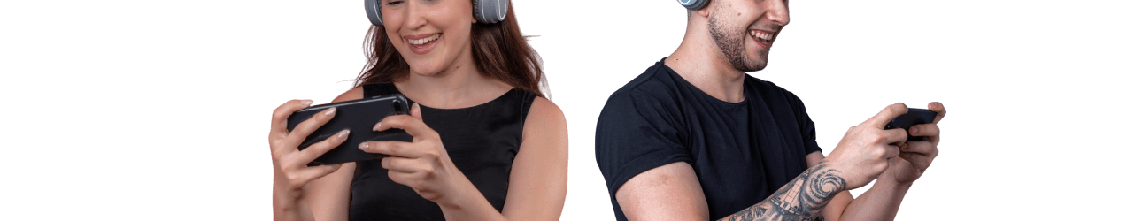 Eine Frau und ein Mann mit Kopfh�rern halten jeweils ein Smartphone in den H�nden und spielen lachend ein mobiles Spiel.