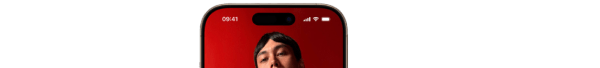 Hand hält ein iPhone 16 Pro Max, auf dessen Display ein Mann in roter Kleidung vor rotem Hintergrund zu sehen ist, darunter App-Symbole des Startbildschirms.