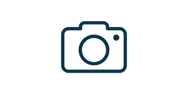 Minimalistisches Icon einer Fotokamera als dunkelblaue Strichzeichnung.