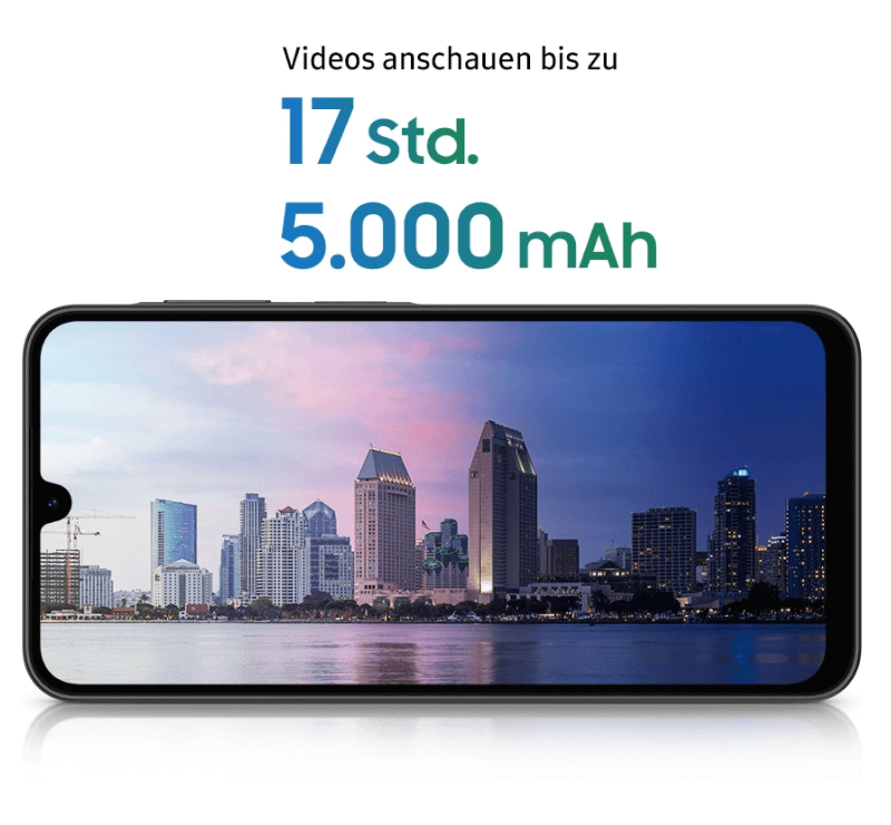 Das Samsung Galaxy A26 liegt quer und auf dem Display zeigt es die Skyline einer Stadt in Abendröte. Über dem Smartphone ist ein Hinweis zum Akku eingeblendet, dass er stark genug ist, um etwa 17 Stunden Videos zu schauen.