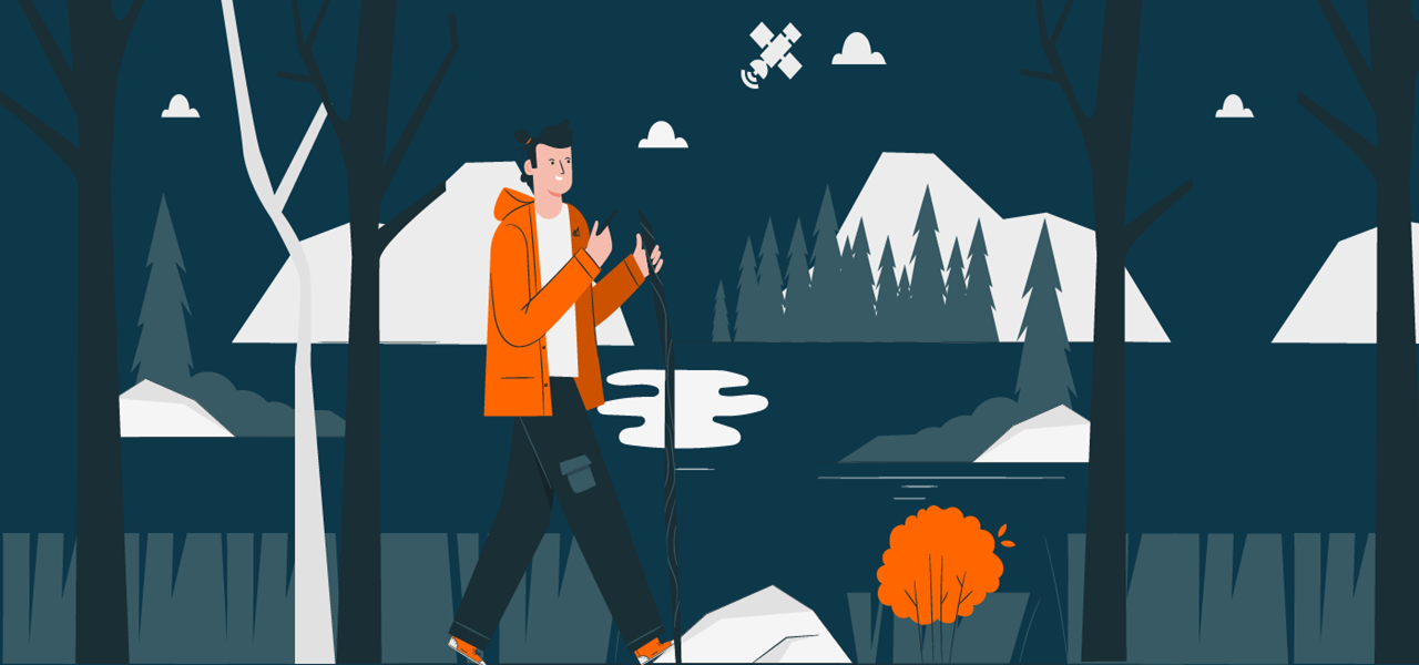 Mann mit Wanderkleidung und Stock läuft durch einen Wald in den Bergen. Über ihm schwebt ein Satellit am Himmel.