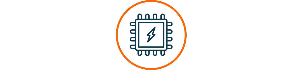 Symbol eines Mikrochips mit Blitzsymbol in einem orangefarbenen Kreis  Das Bild zeigt ein stilisiertes Icon eines Computerchips mit einem Blitz in der Mitte, dargestellt in blauer Linienfhrung, umgeben von einem dnnen orangefarbenen Kreis auf weiem Hintergrund