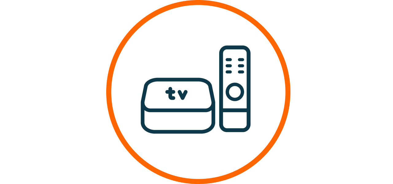  Symbol einer TV-Streaming-Box mit Fernbedienung in einem orangefarbenen Kreis  Das Bild zeigt ein stilisiertes Icon einer TV-Box mit tv-Beschriftung sowie einer daneben stehenden Fernbedienung, dargestellt in blauer Linienfhrung, umgeben von einem dnnen orangefarbenen Kreis auf weiem Hintergrund