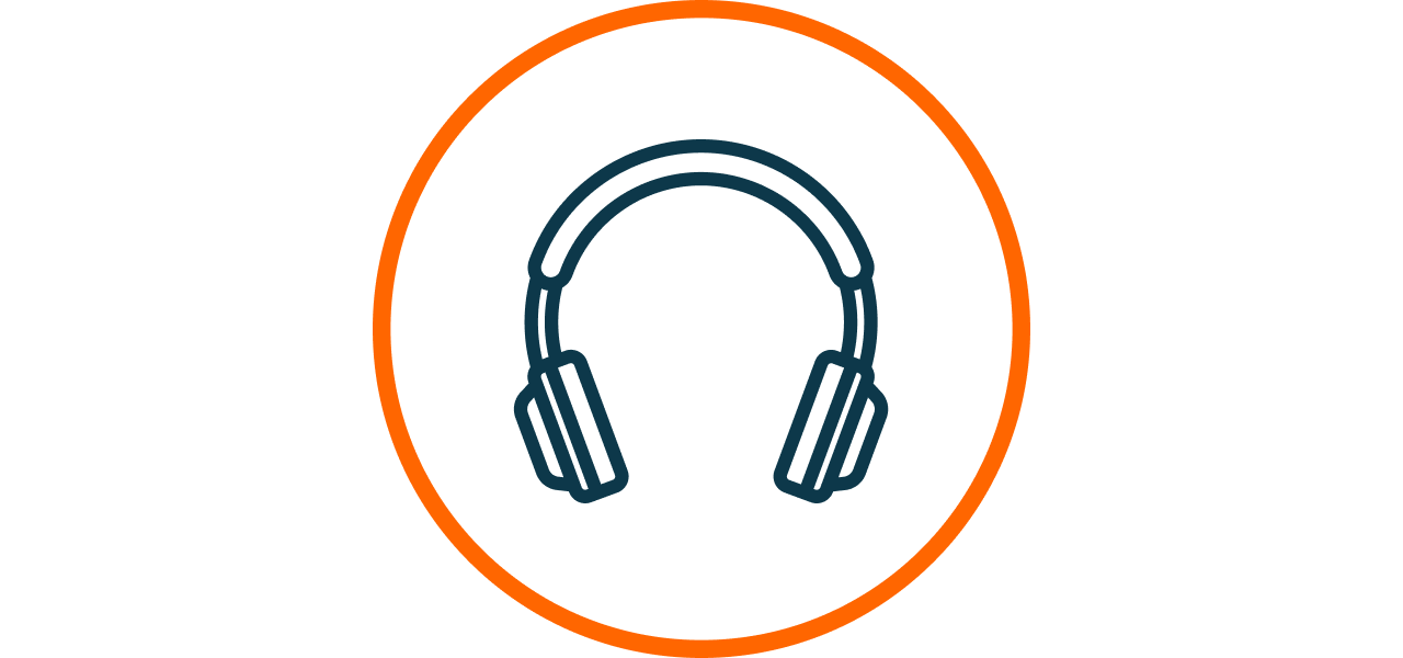 Symbol eines Kopfhrers in einem orangefarbenen Kreis  Das Bild zeigt ein stilisiertes Icon eines Over-Ear-Kopfhrers in blauer Linienfhrung, umgeben von einem dnnen orangefarbenen Kreis auf weiem Hintergrund