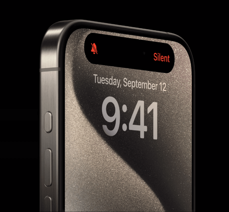 Das abgeschnittene Display vom iPhone 15 Pro Max zeigt das Datum sowie die Uhrzeit.