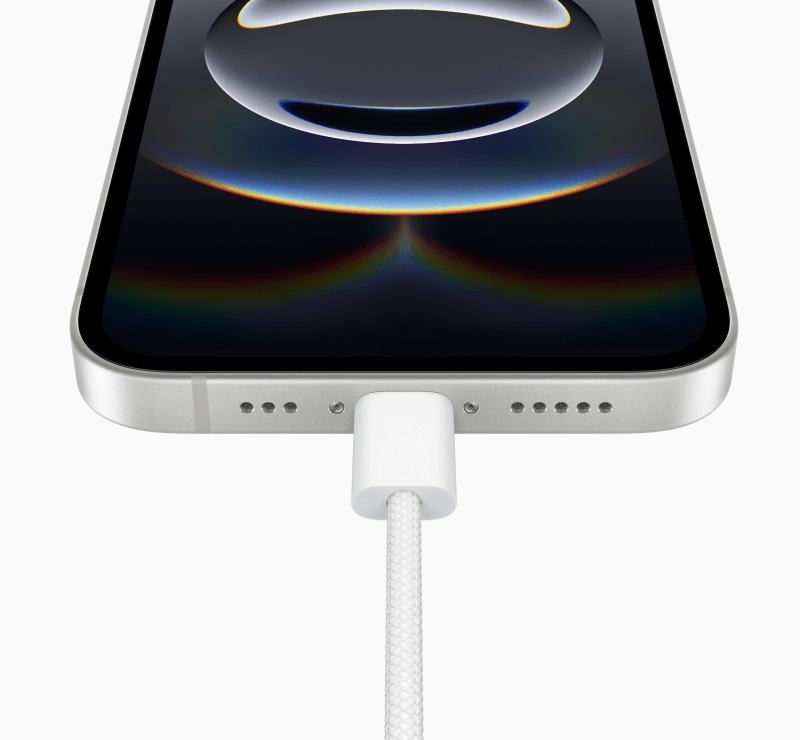 Das Google Pixel 9 Pro wird in der rechten Hand gehalten. Im Hintergrund ist ein Tennisspielfeld zu erkennen.