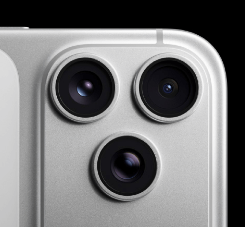 Nahaufnahme der dreifachen Kamera des iPhone 17 Pro Max in silbernem Gehäuse, die das präzise Design und die leistungsstarken Objektive für Ultraweitwinkel-, Weitwinkel- und Telefotografie zeigt.
