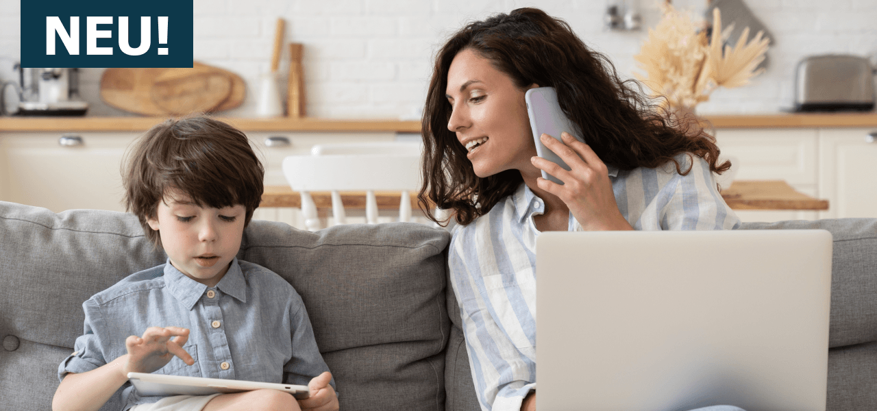 Mutter telefoniert mit ihrem Smartphone, während ihr Sohn auf dem Sofa ein Tablet nutzt. Das Bild steht für digitale Vernetzung und moderne Internetnutzung im Familienalltag. NEU: Alles, was du über Glasfaser wissen musst.